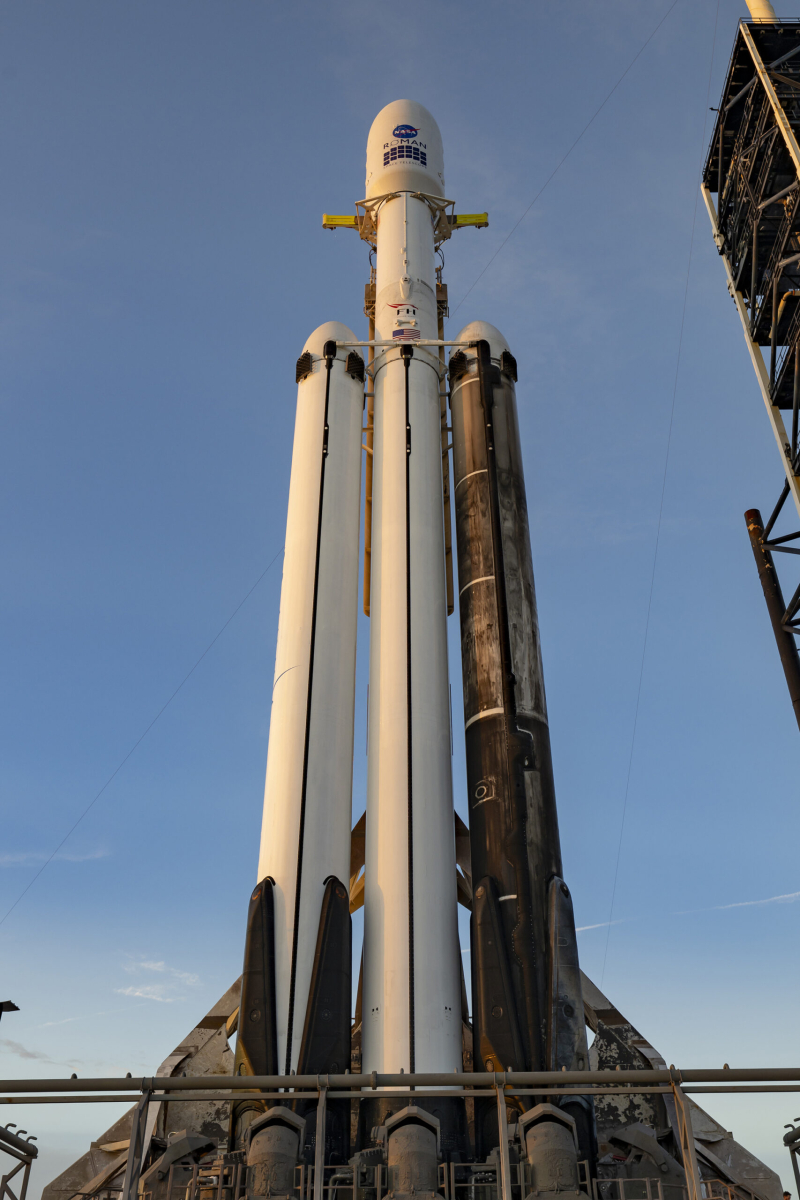  Ракета-носитель Falcon Heavy в вертикальном положении на стартовом столе перед запуском космической обсерватории. Фото SpaceX 