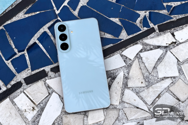  Samsung Galaxy S26 FE, задняя панель: в углу &mdash; три объектива камер и светодиодная вспышка 