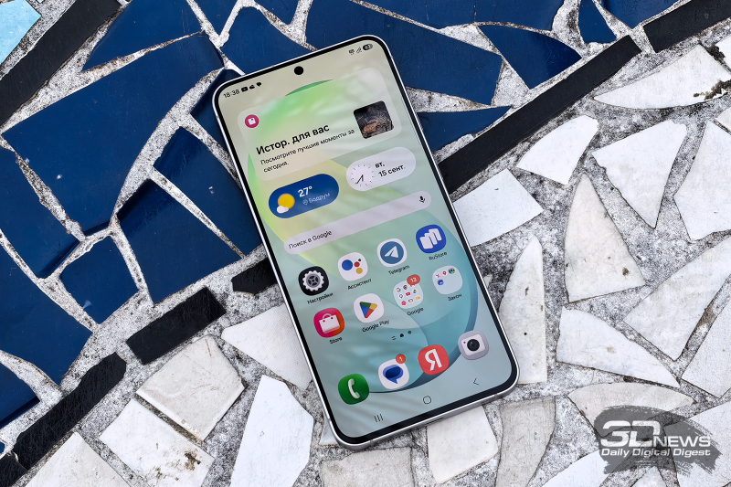  Samsung Galaxy S26 FE, лицевая панель: фронтальная камера в отверстии в верхней части экрана, над ней &mdash; прорезь разговорного динамика 