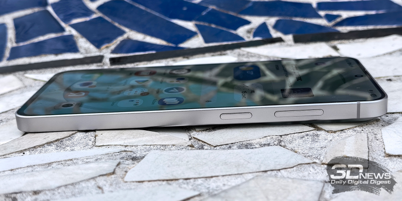  Samsung Galaxy S26 FE, правая грань: клавиши питания и регулировки громкости 