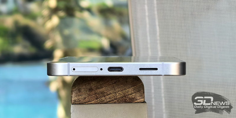  Samsung Galaxy S26 FE, нижняя грань: микрофон, порт USB Type-C, основной динамик, слот для SIM-карт 