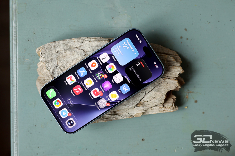  Apple iPhone 18 Pro, лицевая панель: в верхней части экрана &mdash; островок с фронтальной камерой и датчиком глубины/Face ID; выше, на кромке &mdash; разговорный динамик 