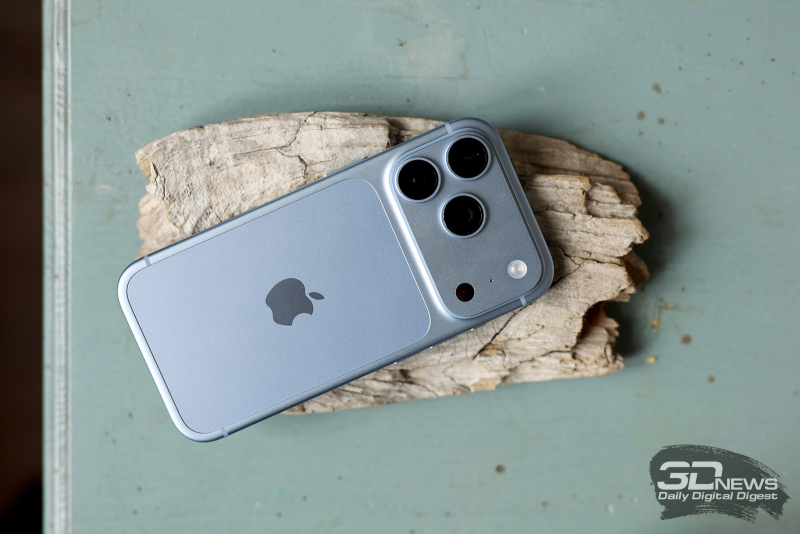  Apple iPhone 18 Pro, задняя панель: во всю ширину задней панели &mdash; блок камер с тремя объективами, LiDAR, светодиодной вспышкой и микрофоном; ниже &ndash; крупная стеклянная панель, которая служит контактной площадкой для адаптера MagSafe 