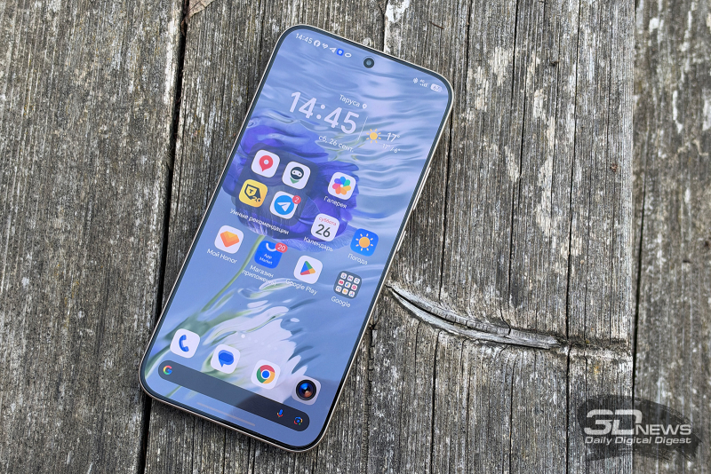  Honor X9e Pro, лицевая панель: по центру в верхней части экрана &ndash; фронтальная камера в индивидуальном вырезе, над ней &mdash; решетка разговорного динамика 