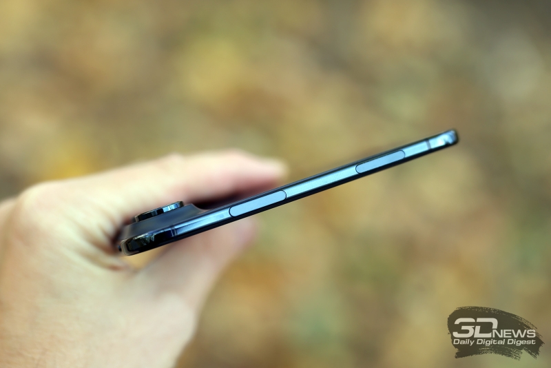  Apple iPhone Duo, правая грань в разложенном состоянии 